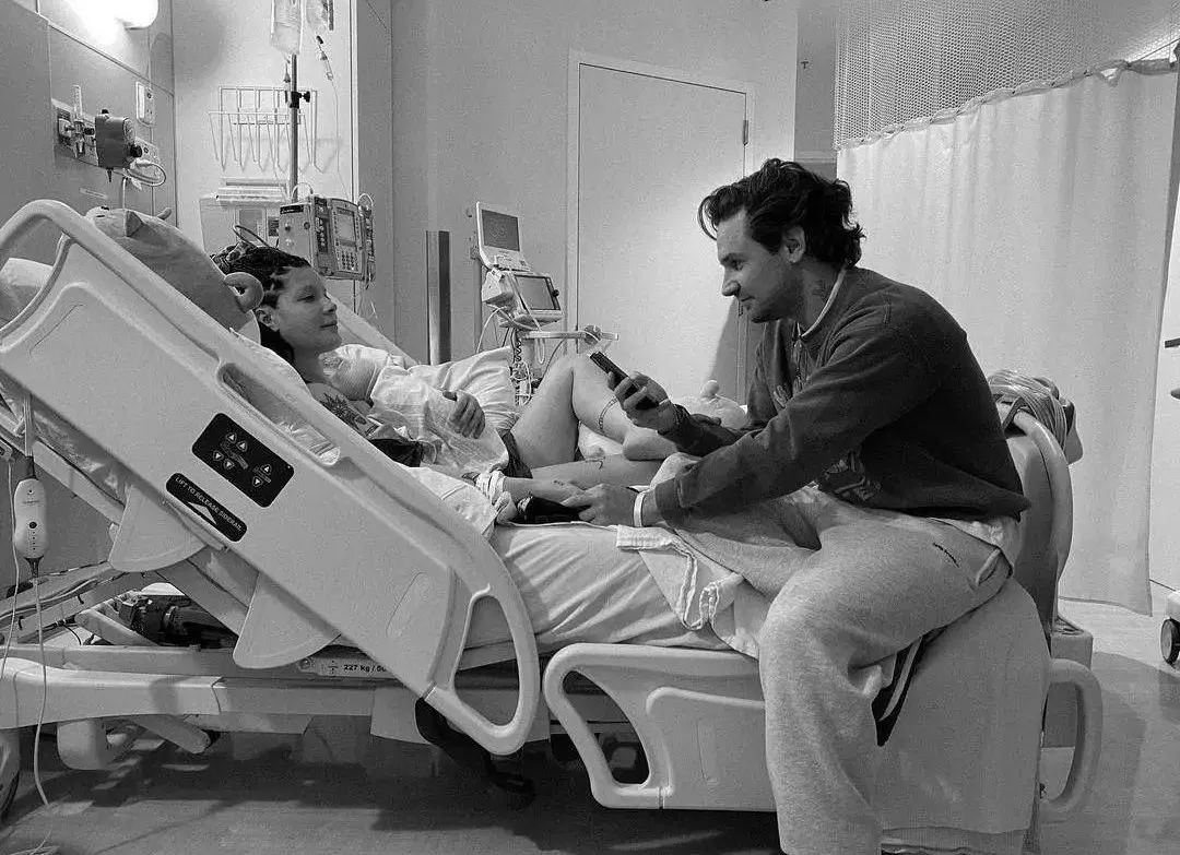 女孩|21岁在舞台上流产，23岁一曲成名获格莱美，网友：酷女孩永不认输