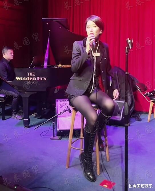 李亚鹏|李亚鹏前女友近况曝光，酒吧驻唱表情投入，大长腿实力抢镜