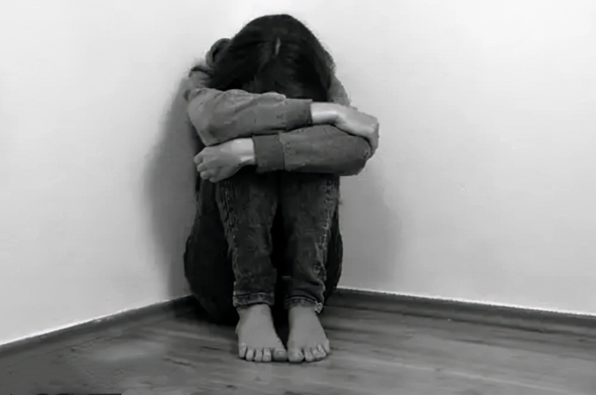 少女识人不清认识恶魔男友,闯祸后被囚禁,遭男友及其朋友虐待