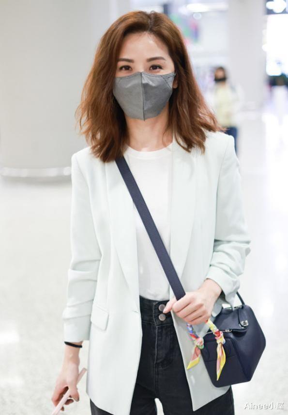 Ainee小屋 蔡卓妍穿挺清新的，奶油色西装配黑色牛仔裤，看脸仍是刚出道的样