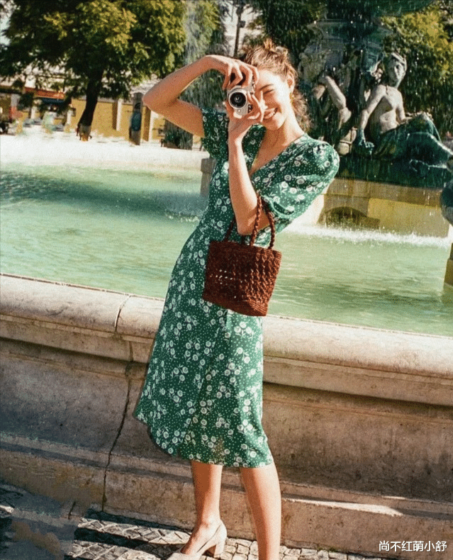 尚不红萌小舒|女人还是穿裙装优雅,今年流行的“碎花裙”,优雅清爽还具有气质