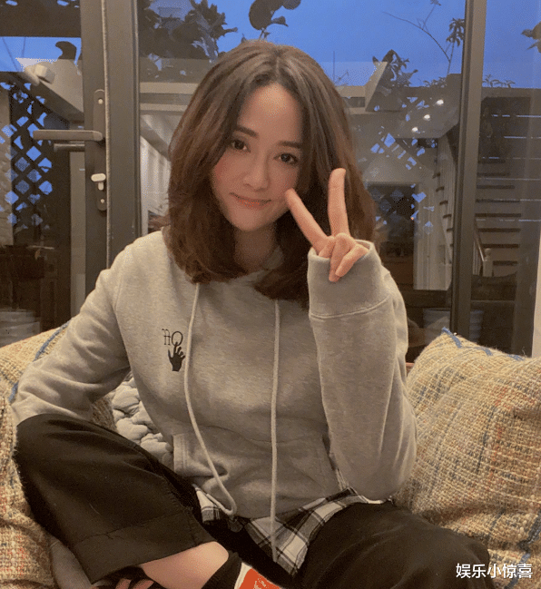 陈乔恩|42岁陈乔恩出院后晒照，眼睛凹陷满脸憔悴，眉毛黑又粗像蜡笔小新