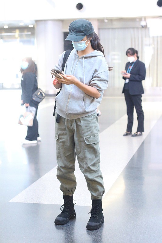 BiuVogue 汤唯的气场真强，素颜穿上卫衣，服装普通藏不住高级感