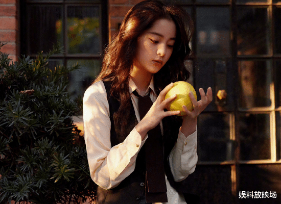 发型|有种“惊艳”叫欧阳娜娜留短发，成熟干练超好看，果然美女什么发型都能驾驭