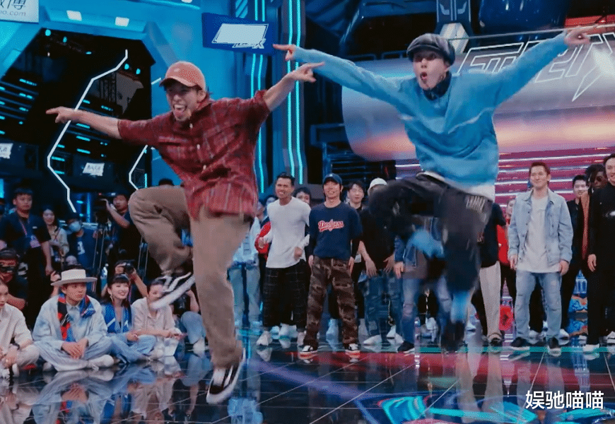 张艺兴|张艺兴被女选手表白，害羞的小动作太可爱；与王一博斗舞输掉，是在憋大招？