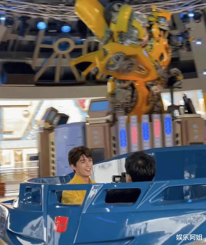 佟丽娅|北京环球影城成了新晋追星地！佟丽娅、刘昊然齐打卡，好低调亲民