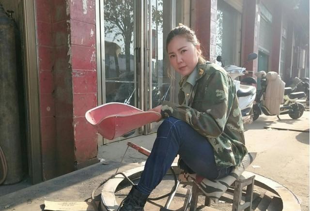 奶豆说育儿|河南独腿女孩罗雨因电焊走红，被300个单身小伙表白，皆一一回绝