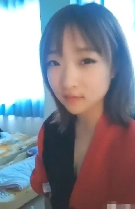 教室 教室成老师片场，上课对着镜头搔首弄姿！看了视频后家长彻底坐不住了