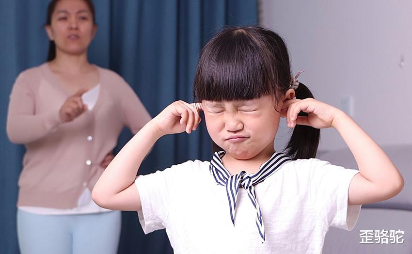 歪骆驼|又学会一句脏话,孩子沾沾自喜,妈妈愁眉不展