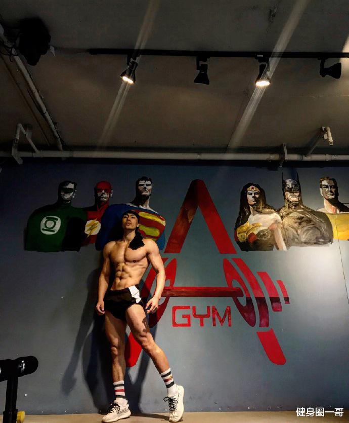 健身圈一哥 肌肉模特在上海，187cm大长腿，腹肌像搓衣板，人鱼线也很吸睛！