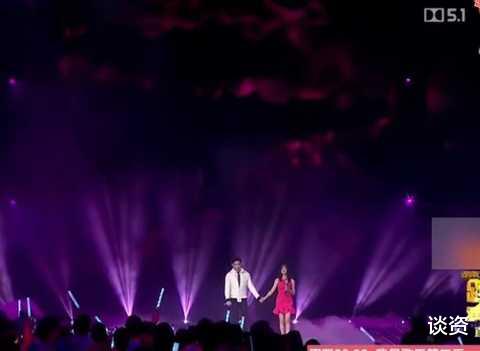 陈妍希|陈妍希带4岁儿子逛书店，小星星穿赛车服好可爱，身高已到妈妈腰部