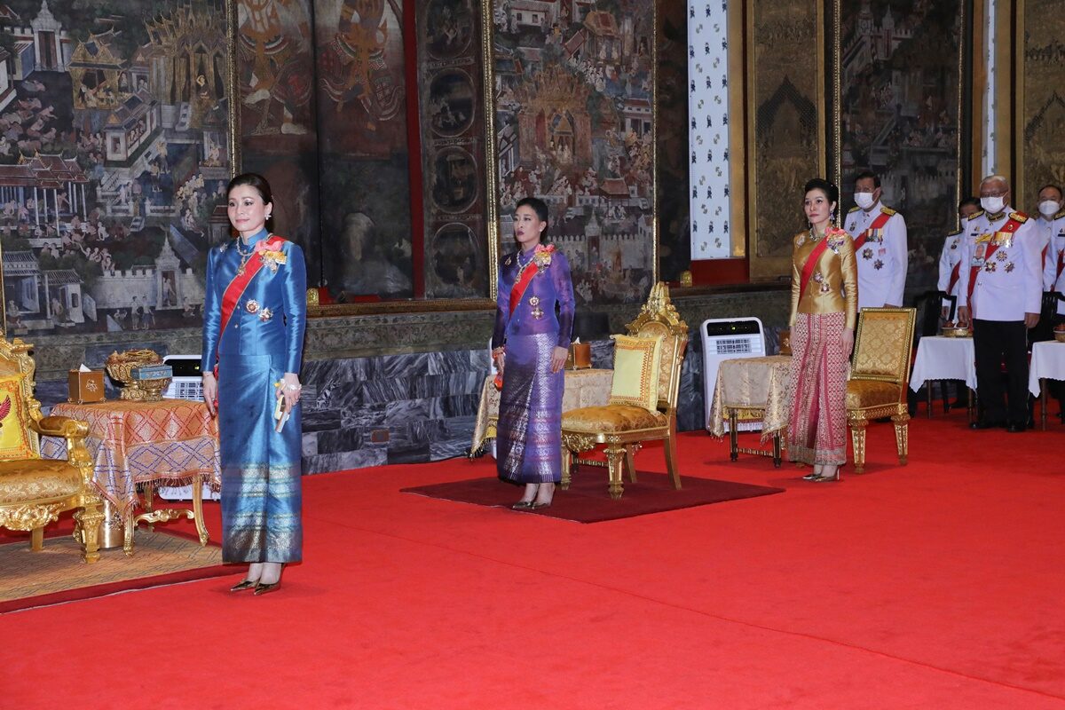 全球时尚风行 泰王小公主闪耀晚会太美！穿斗篷泰服霸气如女王，赢了王后和贵妃