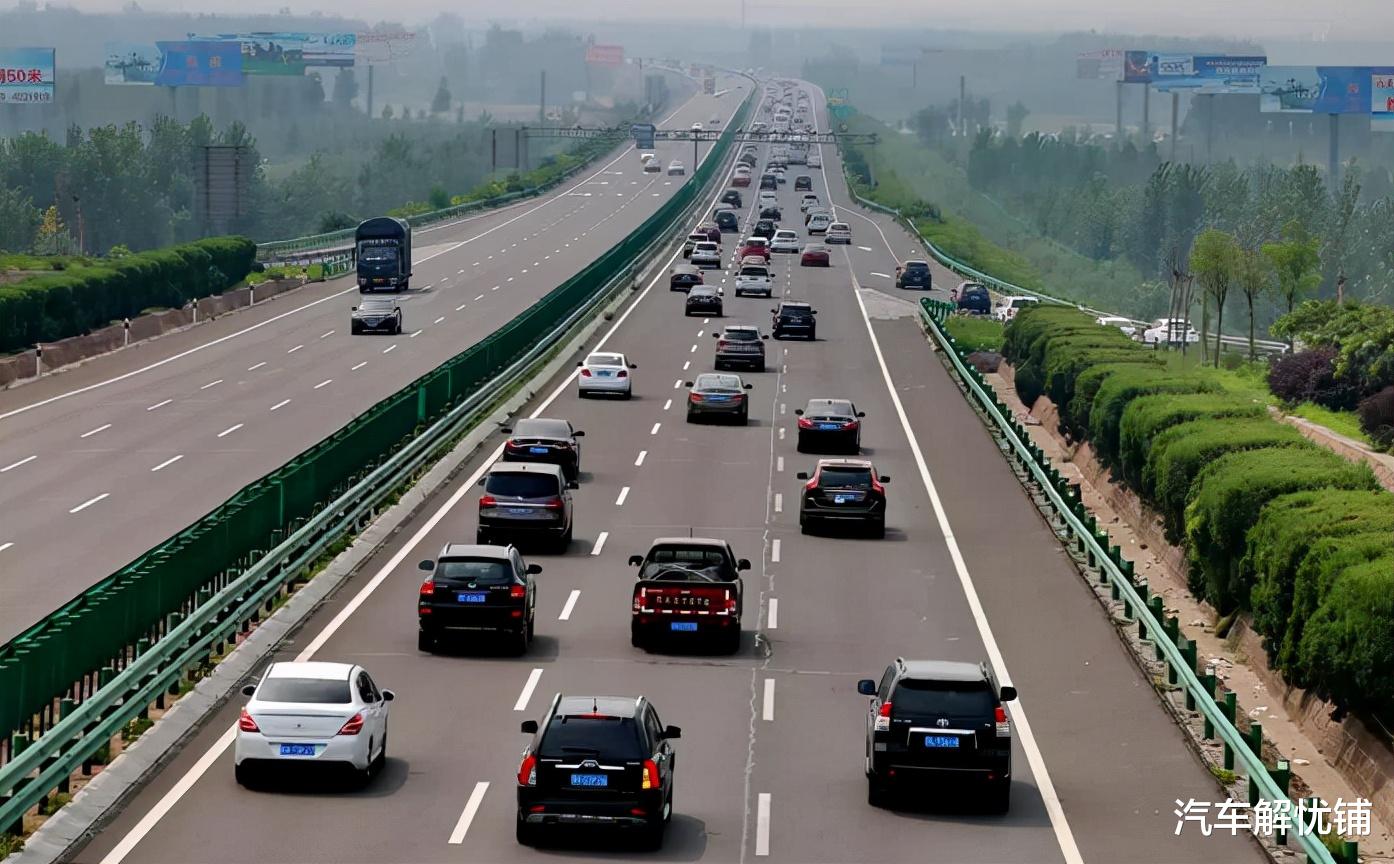 泉州 凯迪拉克“漂移”撞宝马？凯迪拉克车主：我当时害怕极了