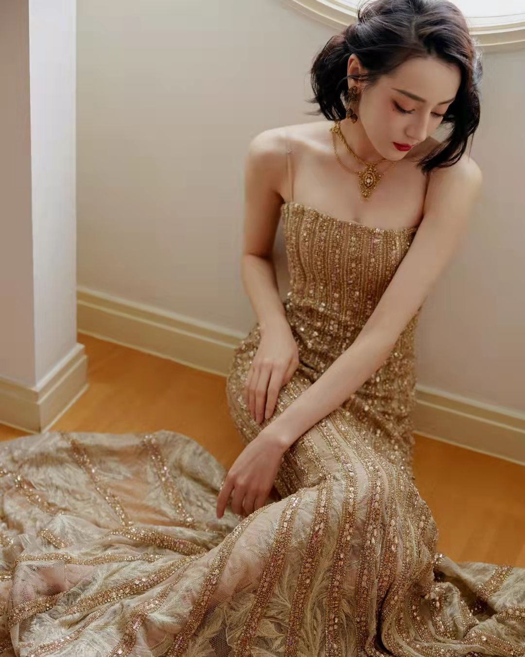 迪丽热巴|迪丽热巴鱼尾礼服再上热搜，身材婀娜好撩人，“钓系美人”实锤了