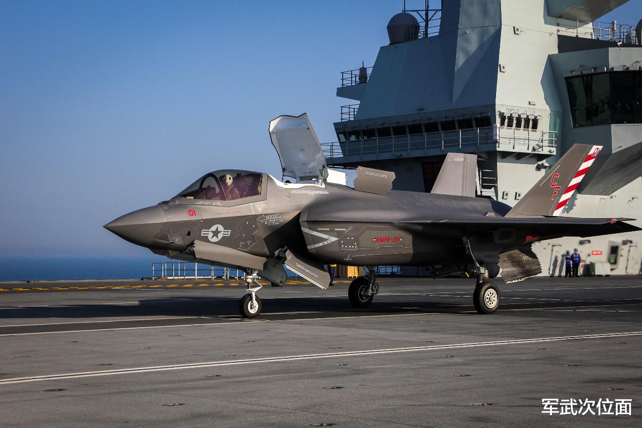 F-35|“女王噩运”！刚服役的英国航母就摔了架F35，皇家海军颜面扫地