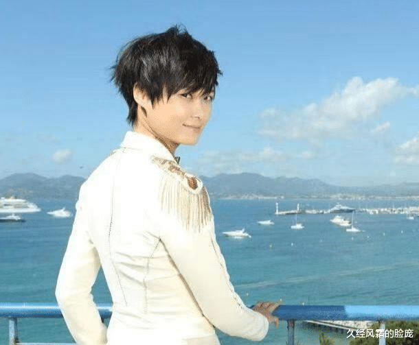 久经风霜的脸庞|李宇春罕见晒爸妈,豪宅朴实接地气,如今还是酷酷形象现身