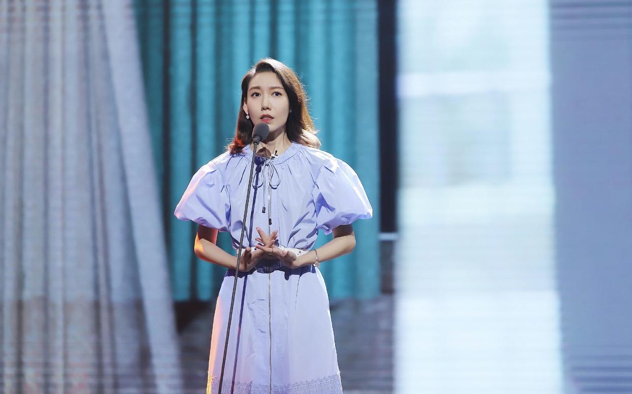 何有强|高露真机场穿搭真洋气，黄色T恤配黑色短裤青春靓丽，活力十足