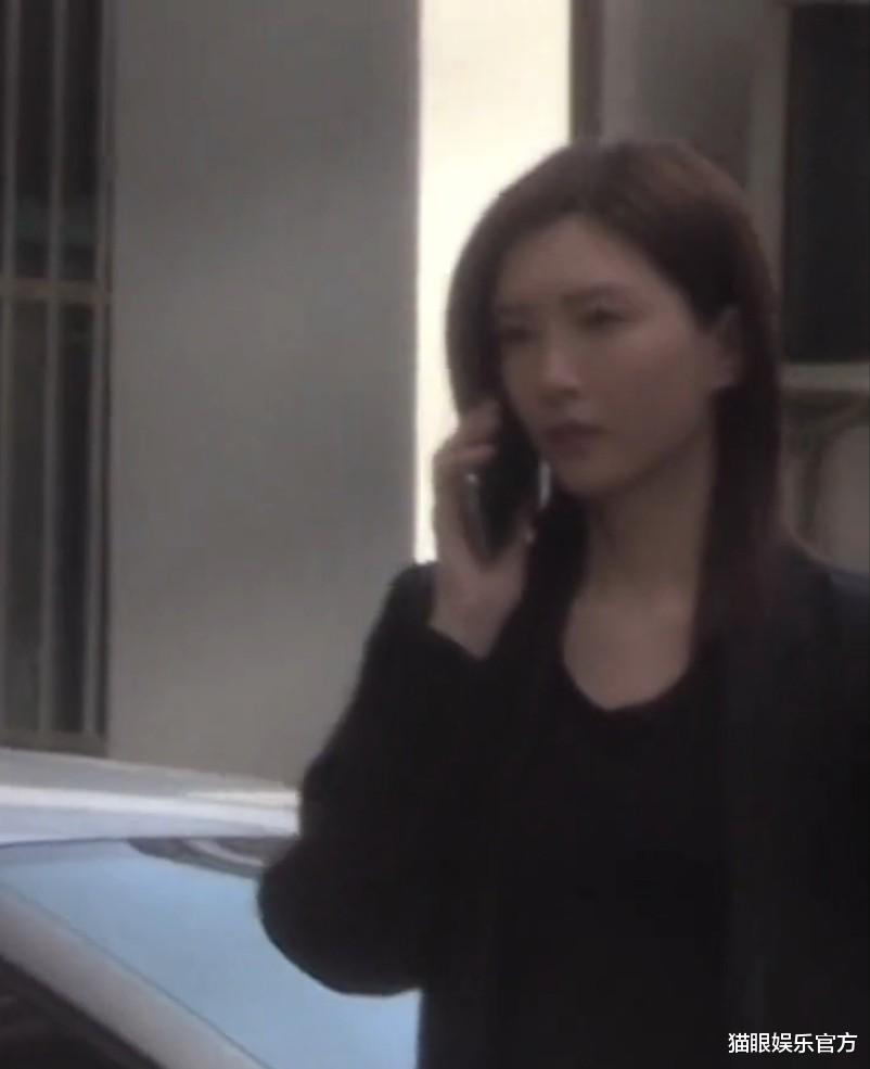 江疏影|江疏影片场变大忙人，紧皱眉头不停打电话，手表都要助理帮忙戴