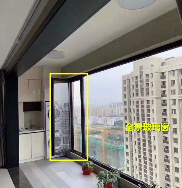 花几万块在阳台装全景窗，为何要单独开一扇小窗？总算明白了！