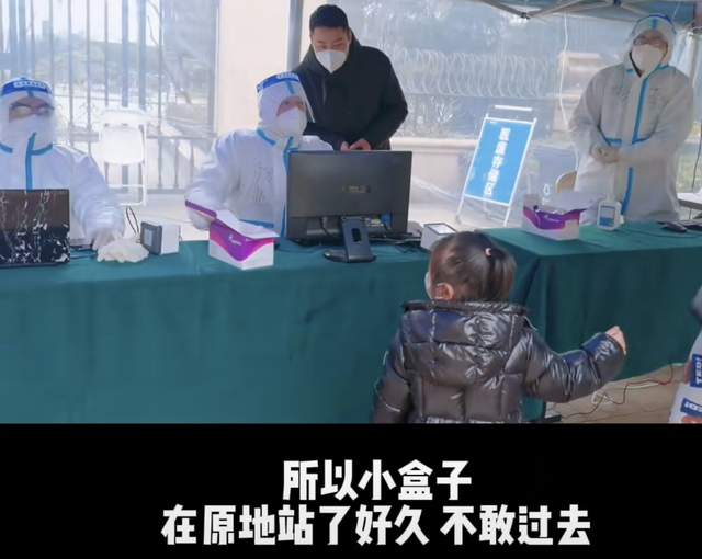 何姿|奥运冠军何姿老公当志愿者，穿防护服认不出，女儿默默陪伴太暖心