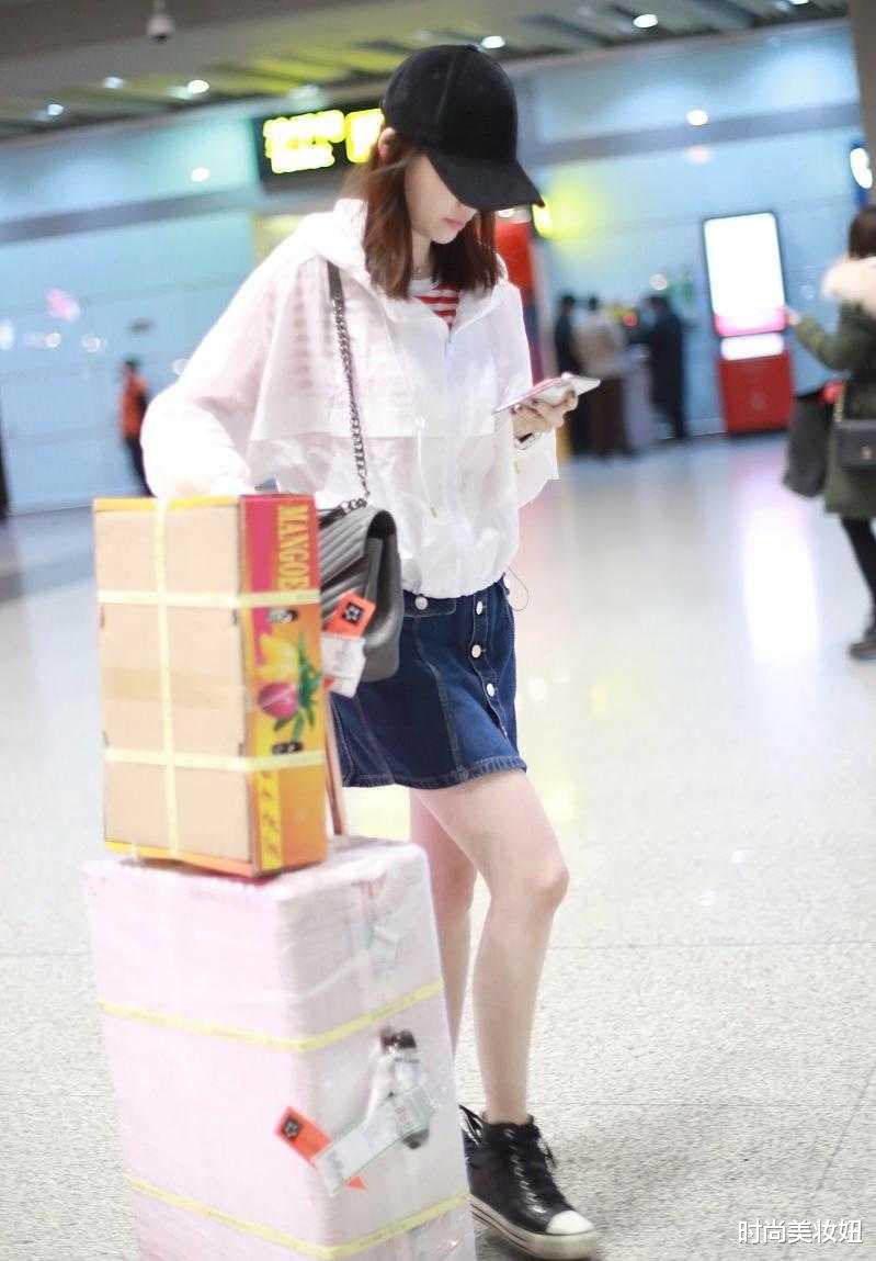 时尚美妆妞|马蓉“素颜”不输明星，穿防晒衫配牛仔裙，“豆腐腿”是真好看