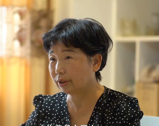 窦骁|邻居爆料郭威童年，鼻青脸肿是常态，照片中的姐弟穿着说明一切