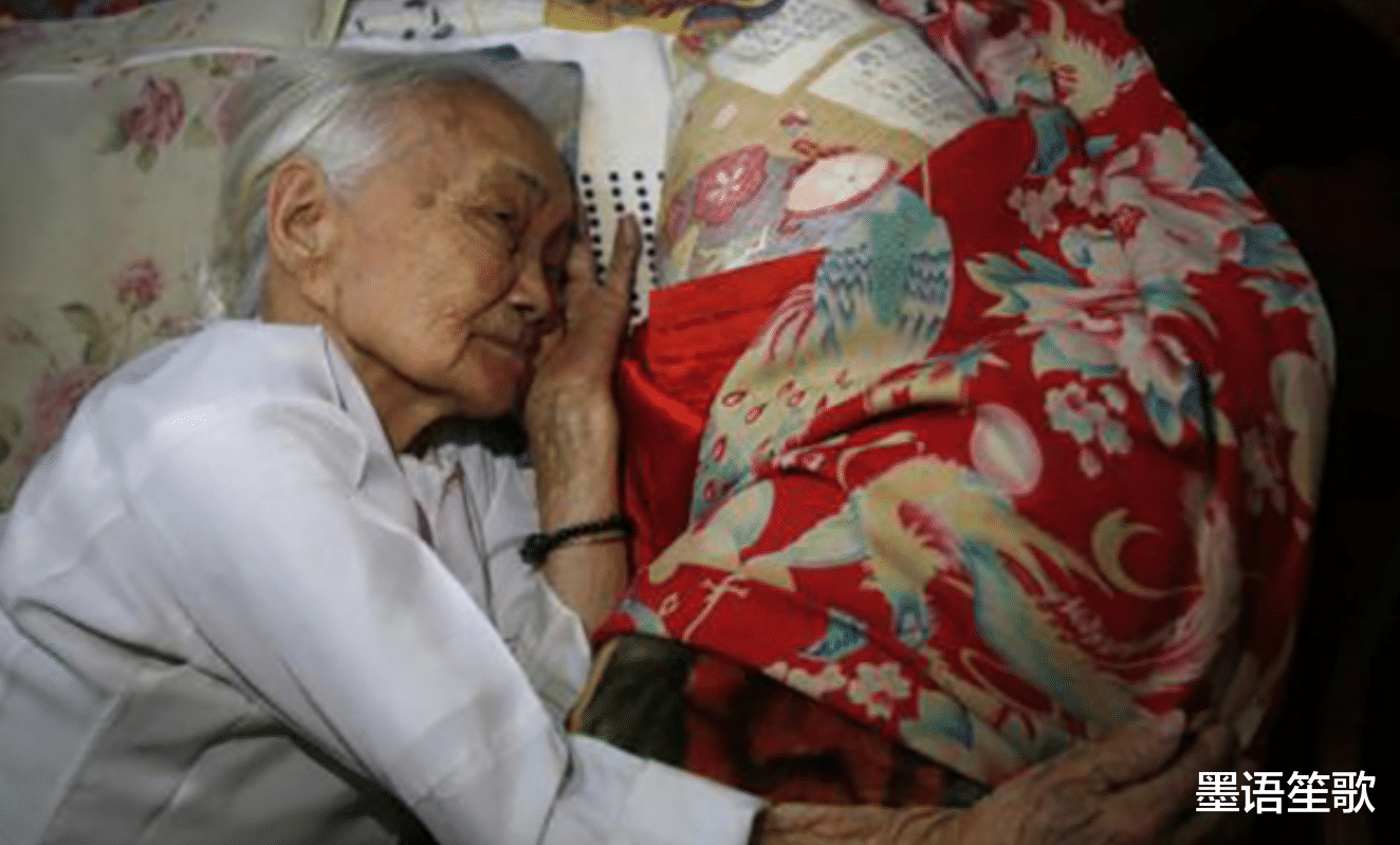 日军|96岁越南妇女，抱着日军遗留衣物睡了60年，儿子对此恨骂不绝