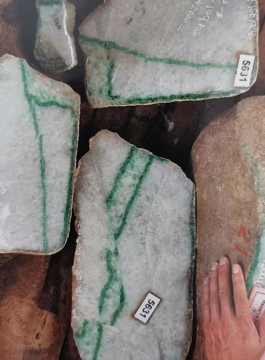 翡翠|翡翠原石的裂!行内行外最头疼的一点,如何大概率地避免呢?