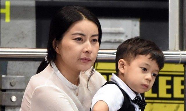 李沁|李沁参加《跑男》和baby坐一起，看清两人坐姿，已婚未婚显而易见