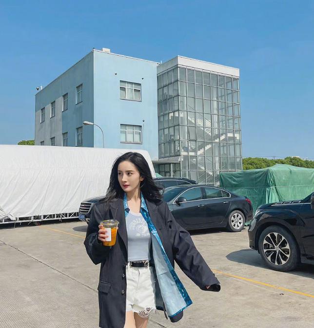 崔振赫|杨幂假期美照曝光,近镜头下脸部轮廓圆润,比之前好看多了!