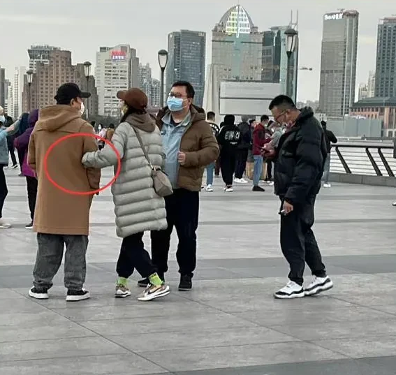 黄渤|针对网络谣言，黄渤甩出一张照片！网友：妥妥的高端辟谣