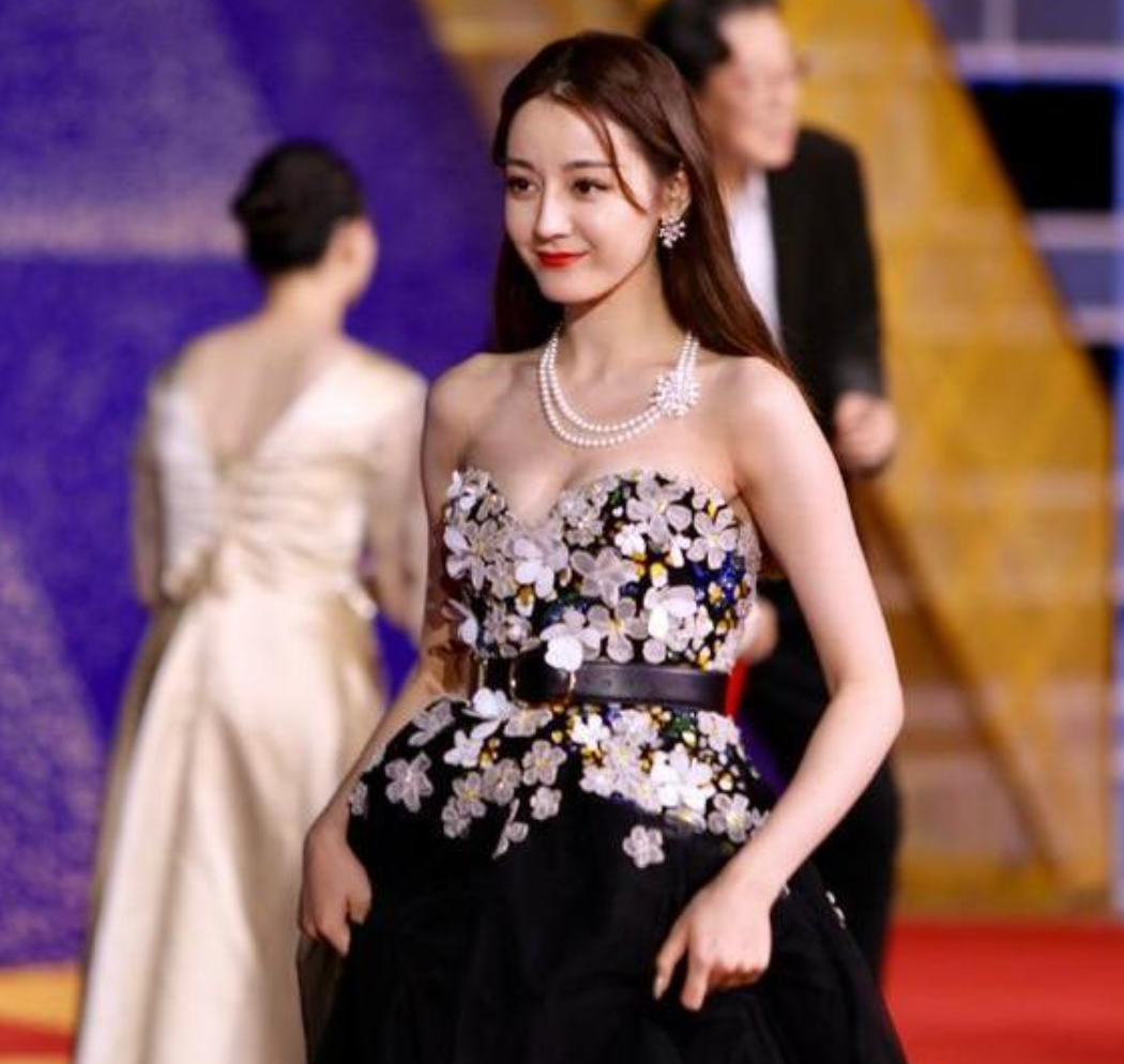 主持人|知名主持陈玲耳环不慎掉落！从容发言一脸淡定，镜头切换迅速捡起