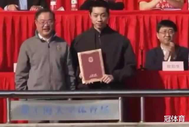 许昕|许昕化身老干部！连获大奖笑得合不拢嘴，刘国梁为他退役铺好路