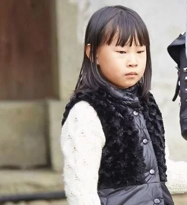 六小龄童|六小龄童30岁女儿至今未嫁，看到真实颜值后，网友：这谁敢娶啊