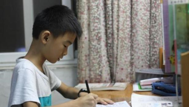 萌听小c姐|2021年暑期托管班来袭，小学生家长陷入两难，选补课还是选托管？