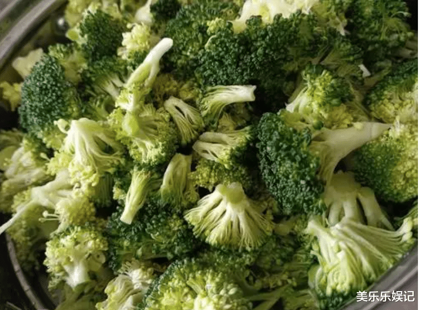 蔬菜|农残最多的5种蔬菜,用水冲洗都洗不干净,都是常吃的,了解一下