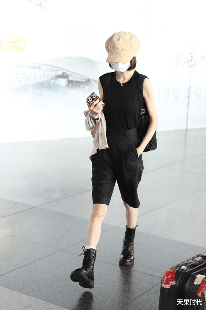 天果时代 吃米饭按粒算得鲁豫，五分西装裤搭T恤显腿短，配马丁靴拉低身高