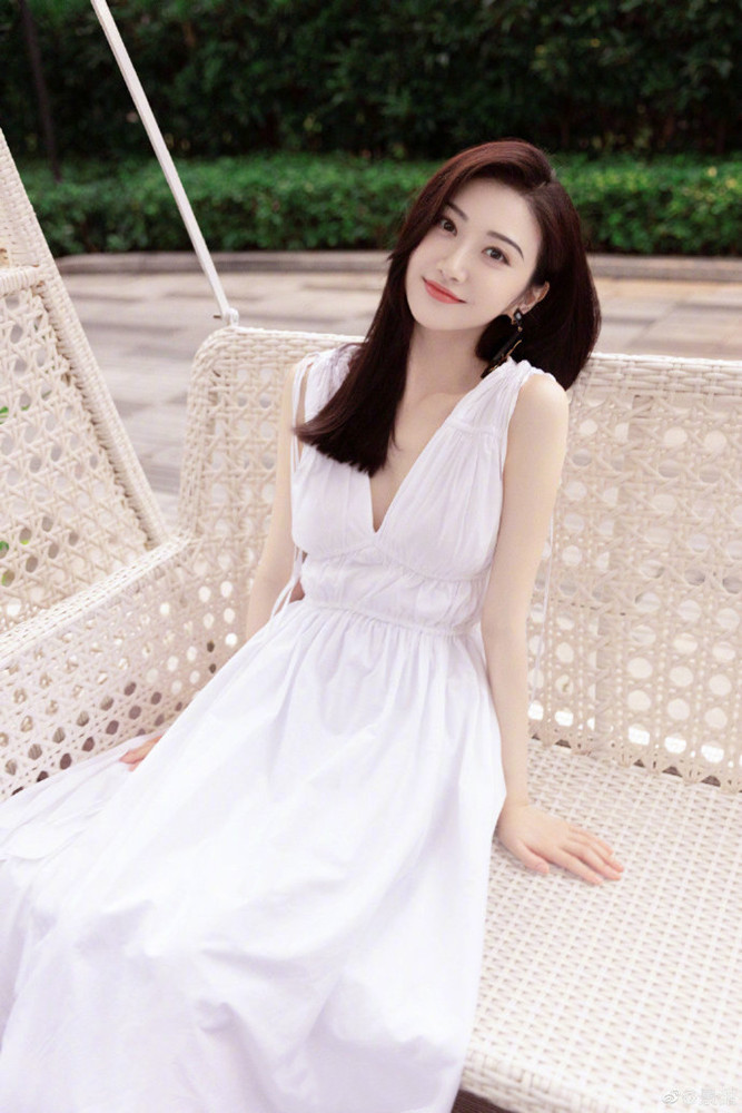 猫姐穿搭经|章泽天穿小白裙美到耀眼,都当妈妈了,打扮甜美还是那个奶茶妹妹