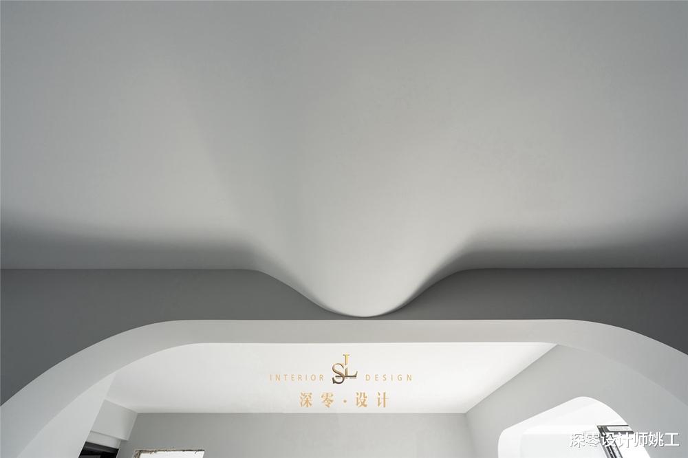 横梁即便不拆不砸，也能藏起来，个人建议第3种法子，省钱又美观