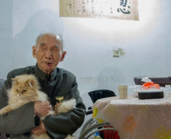 无锡一失明老人,因子女家中大扫除暴露身份,6辆坦克出动迎接