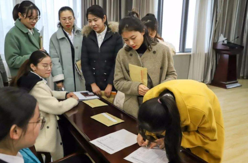 大学生|家长眼中的职业“鄙视链”，公务员排名情理之中，医生勉强能入眼