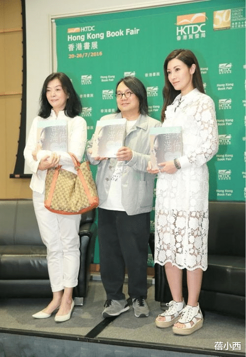 蓓小西|李嘉欣都被老公宠成公主了，穿紫色抹胸裙高贵优雅，哪像51岁了？