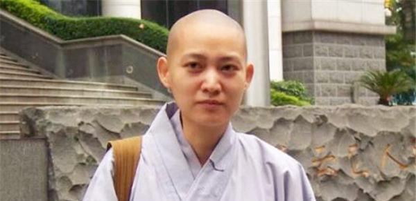 張平平說 兩次被至親家人送進精神病院，只因30萬元，如今她已“削發(fā)出家”