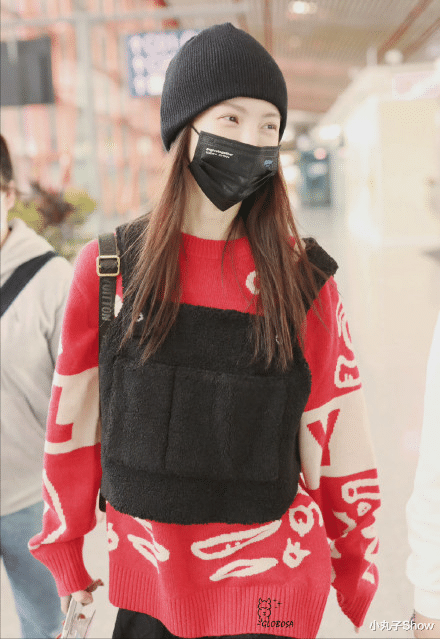 范晓萱|31岁金晨现身走机场，穿毛衣掩盖不住纸片人身材，眼睛大得离谱