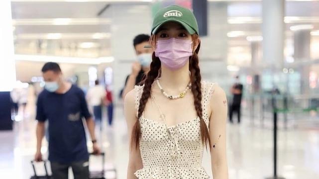徐璐这样穿真“省布”,吊带小背心舒适凉爽,配人字拖也很有个性