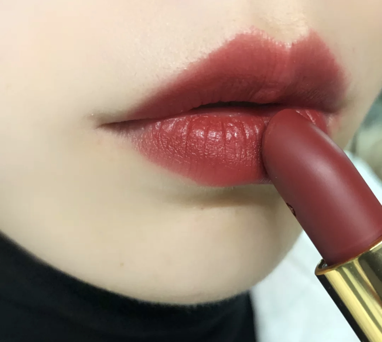 蒂尔施|黄皮“显黑”口红：阿玛尼405翻车，香奈儿58显老，TF16也不行