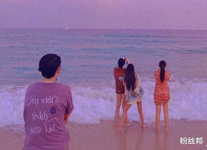 一条小团团|一条小团团在三亚游玩，被粉丝“抓拍”背影照，将其制作成屏保