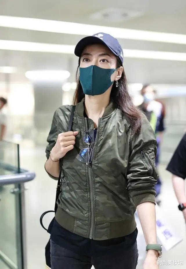 时尚美妆妞|霍汶希真的美出圈，穿绿夹克配牛仔裤走机场，颜值气质媲美大明星