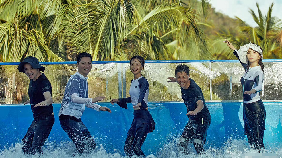 王冰冰|王冰冰李思思大玩冲浪!穿紧身泳衣身段完美,多次狠摔倒被水冲走