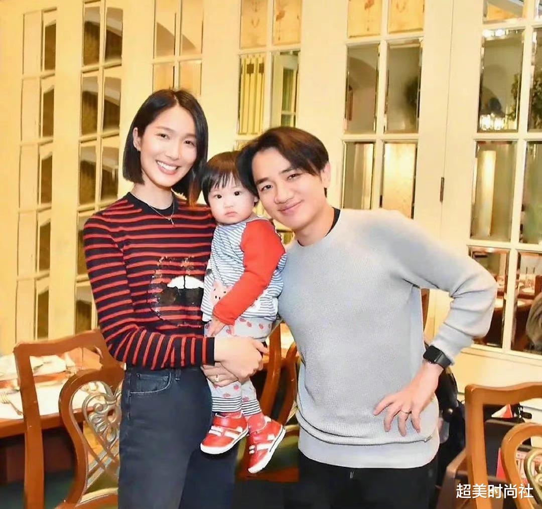 超美时尚社 王祖蓝晒娃给自己刮胡子超温馨!女儿摆拍太可爱,鼻子超像爸爸